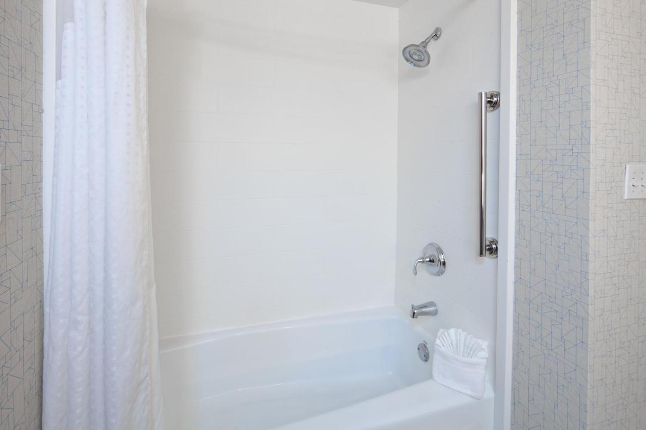 Holiday Inn Express & Suites Oakland - Airport By Ihg מראה חיצוני תמונה
