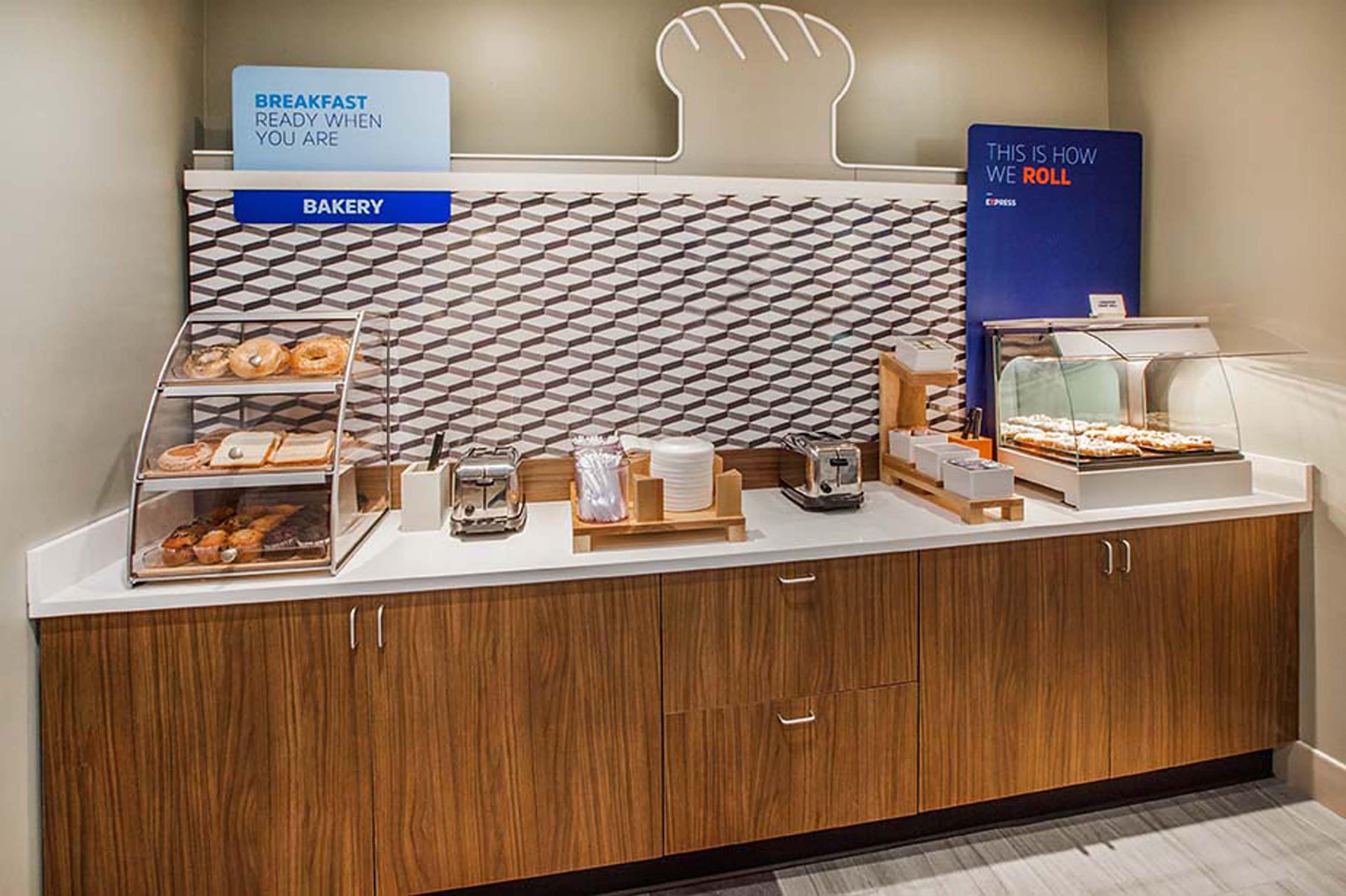 Holiday Inn Express & Suites Oakland - Airport By Ihg מראה חיצוני תמונה