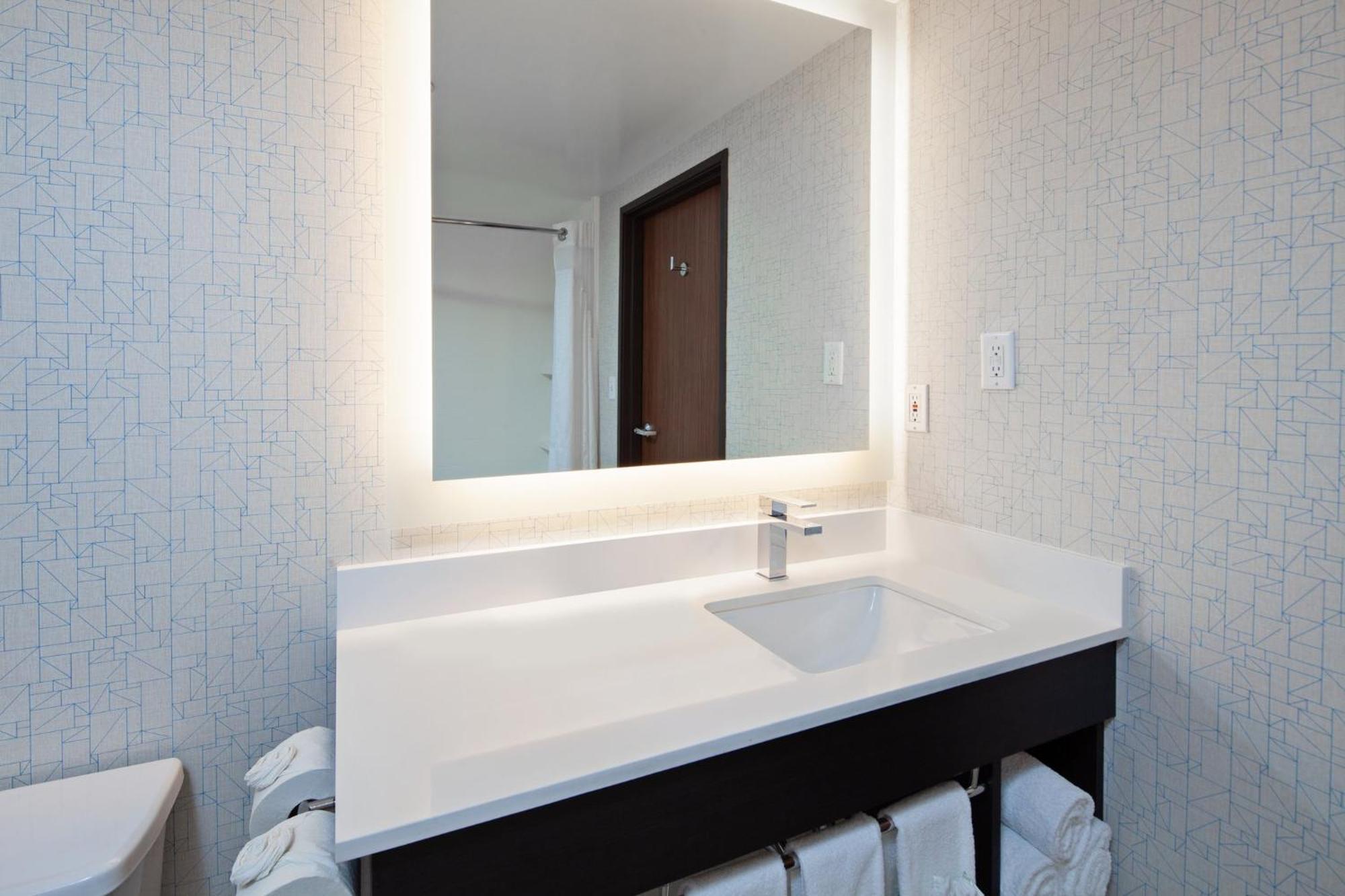 Holiday Inn Express & Suites Oakland - Airport By Ihg מראה חיצוני תמונה